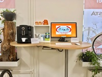 Der Fertig eingerichtete Laden mit Möglichkeit für einen Kaffee und Onlinekatalog am Computer